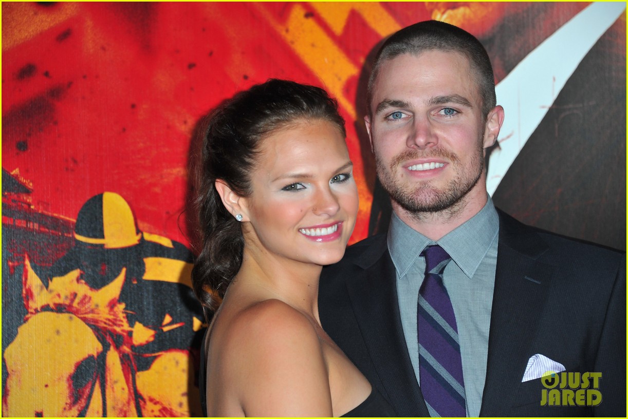 stephen amell wife airplane 01