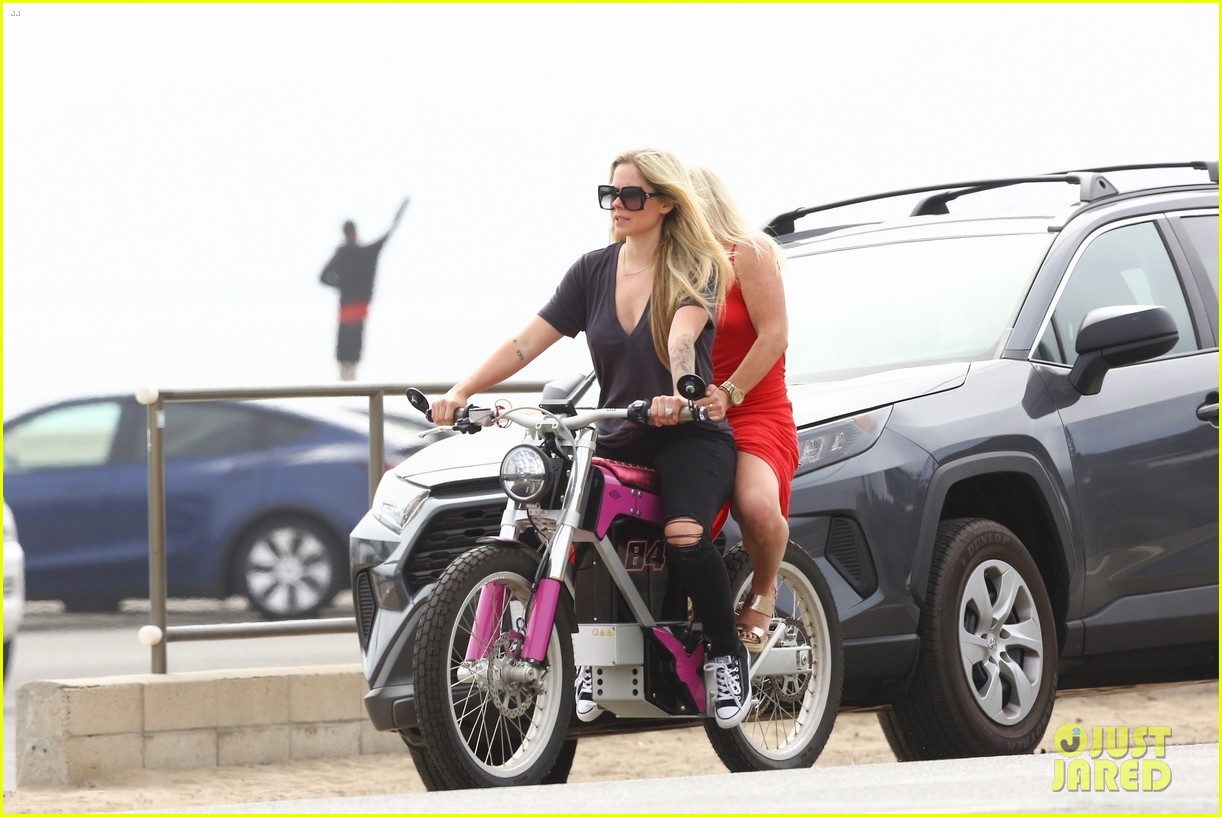 avril lavigne motorcycle ride friend memorial day 794563250