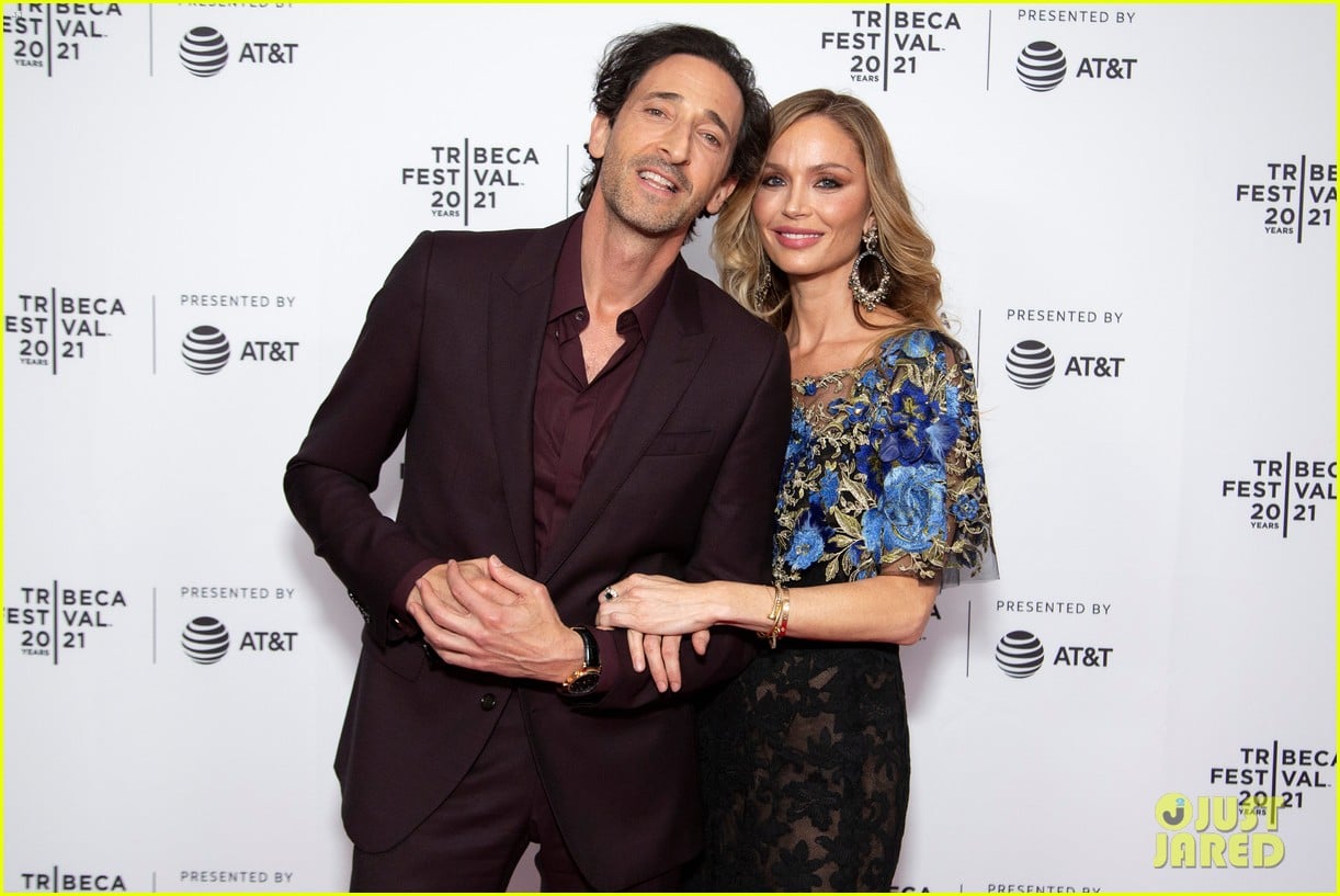 Adrien Brody & Girlfriend Chapman Make Red Carpet Debut at(01)
