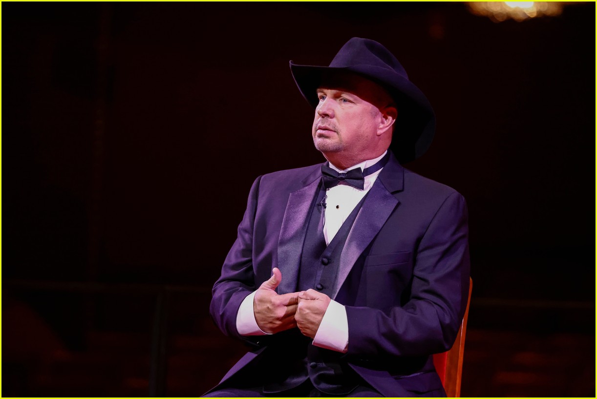 kelly clarkson performs at kennedy center honors for garth brooks 09