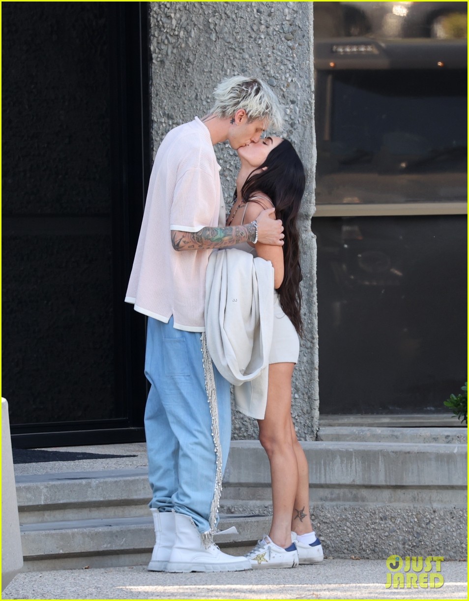 megan fox kisses mgk after getting pulled over 284563423