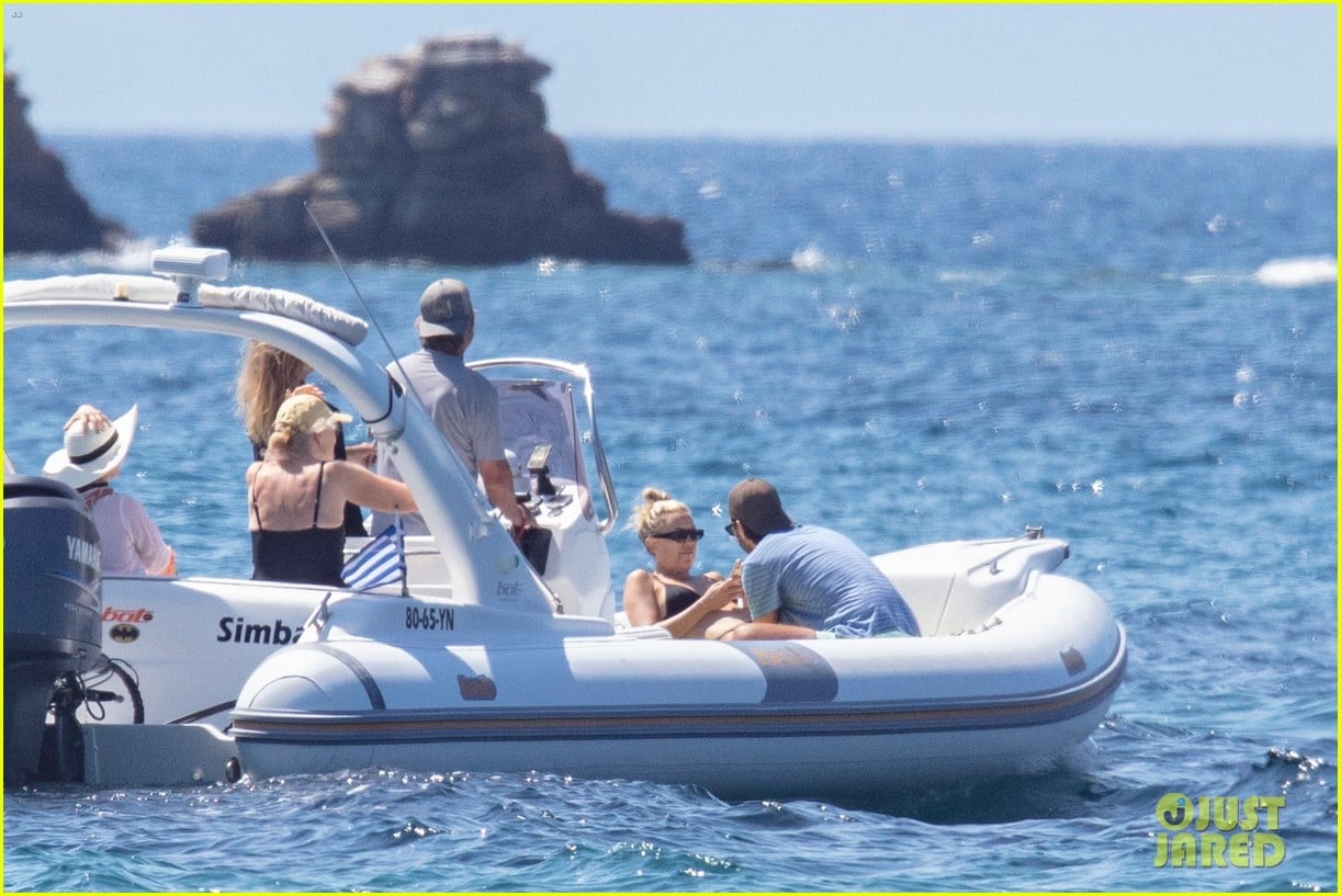 BikiniClad Kate Hudson Spotted Vacationing in Greece with Her(01)