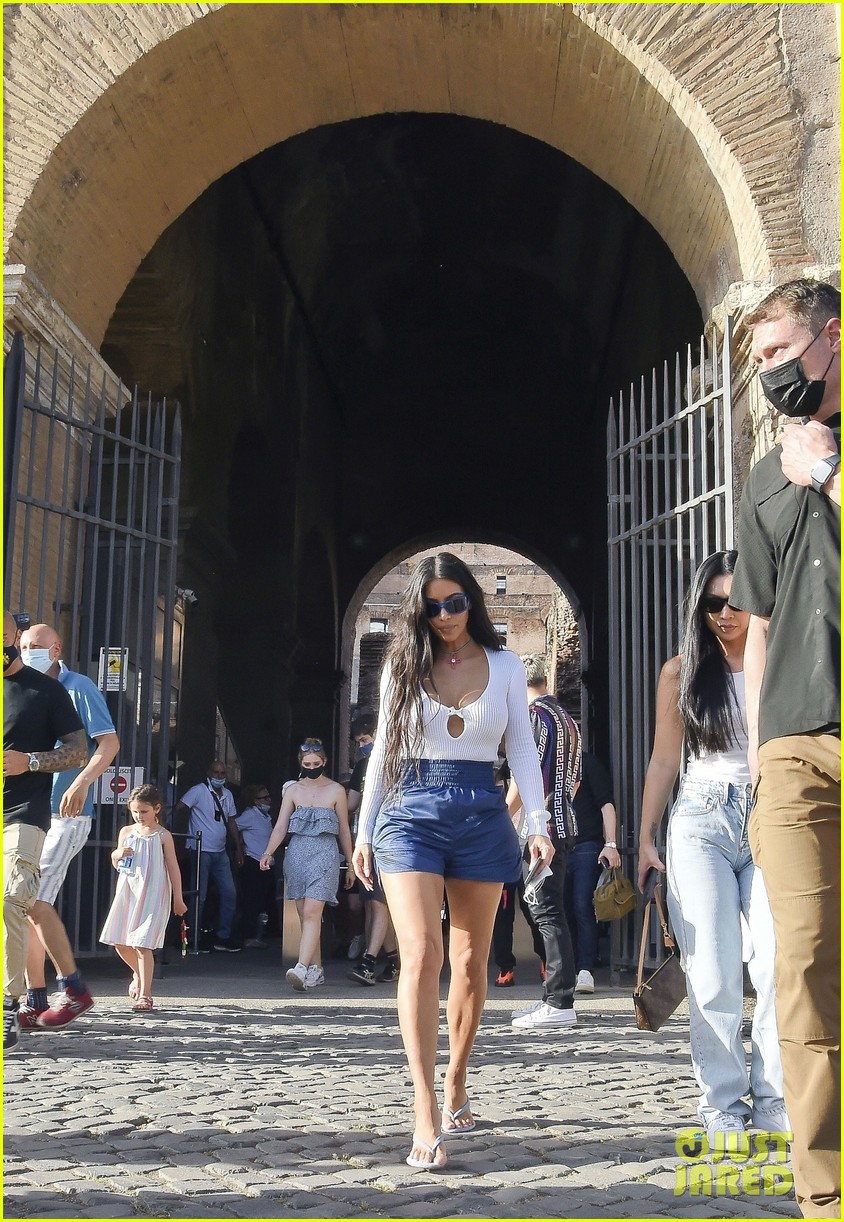 kim kardashian tours rome weekend getaway 77