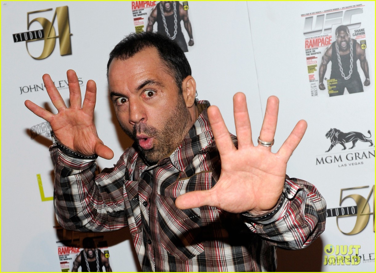 Joe Rogan Height Y Joe Rogan's Height is a Trending Topic After Sky-Written Message About ...