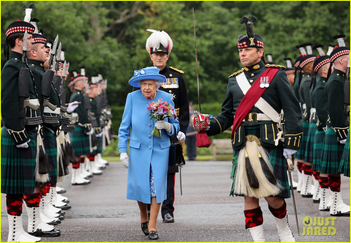 prince william joins queen elizabeth scotland 05