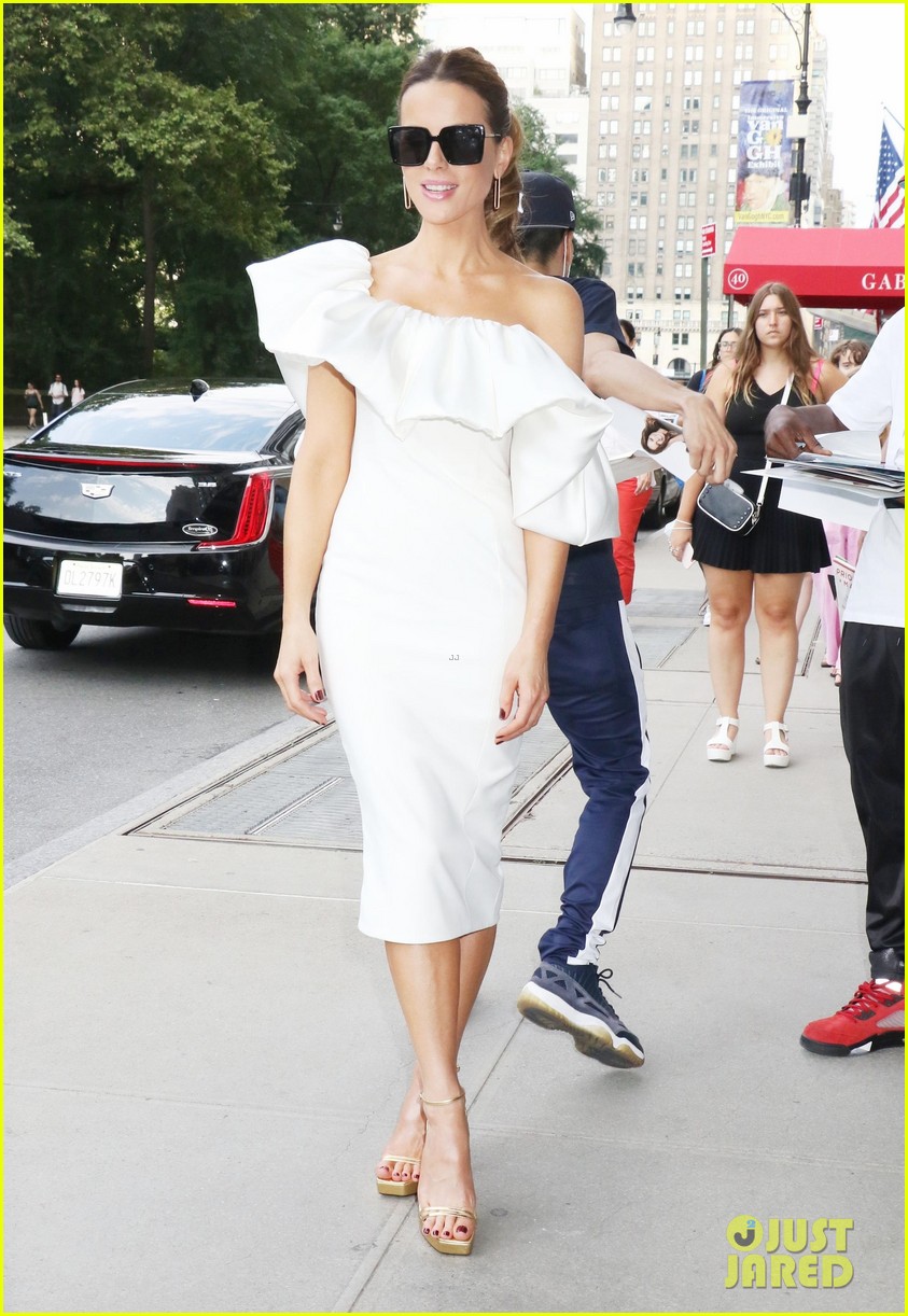 kate beckinsale slays nyc in two chic outfits 074593620