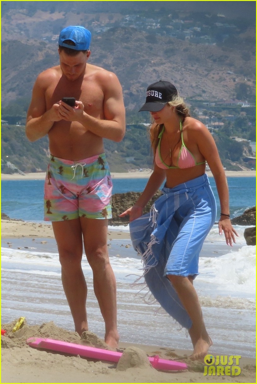 blake griffin shows off six pack abs at the beach 01
