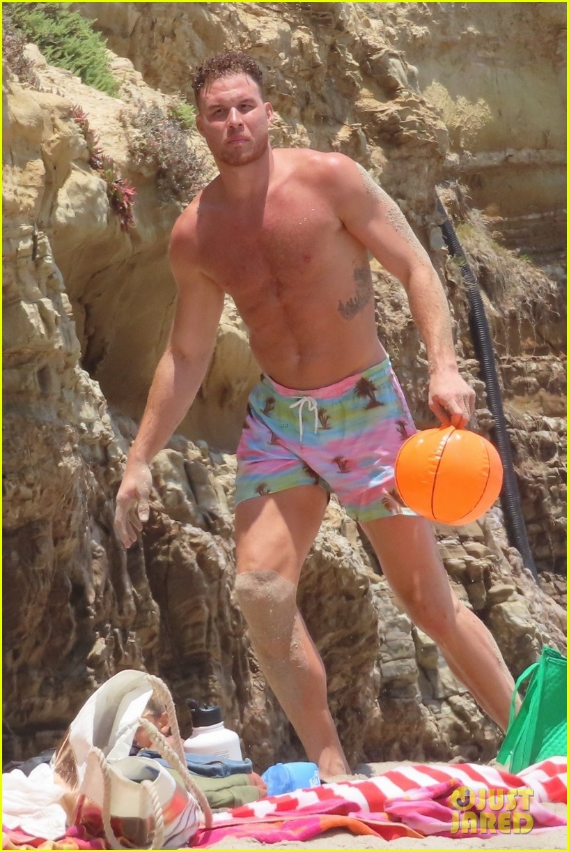 blake griffin shows off six pack abs at the beach 054590979