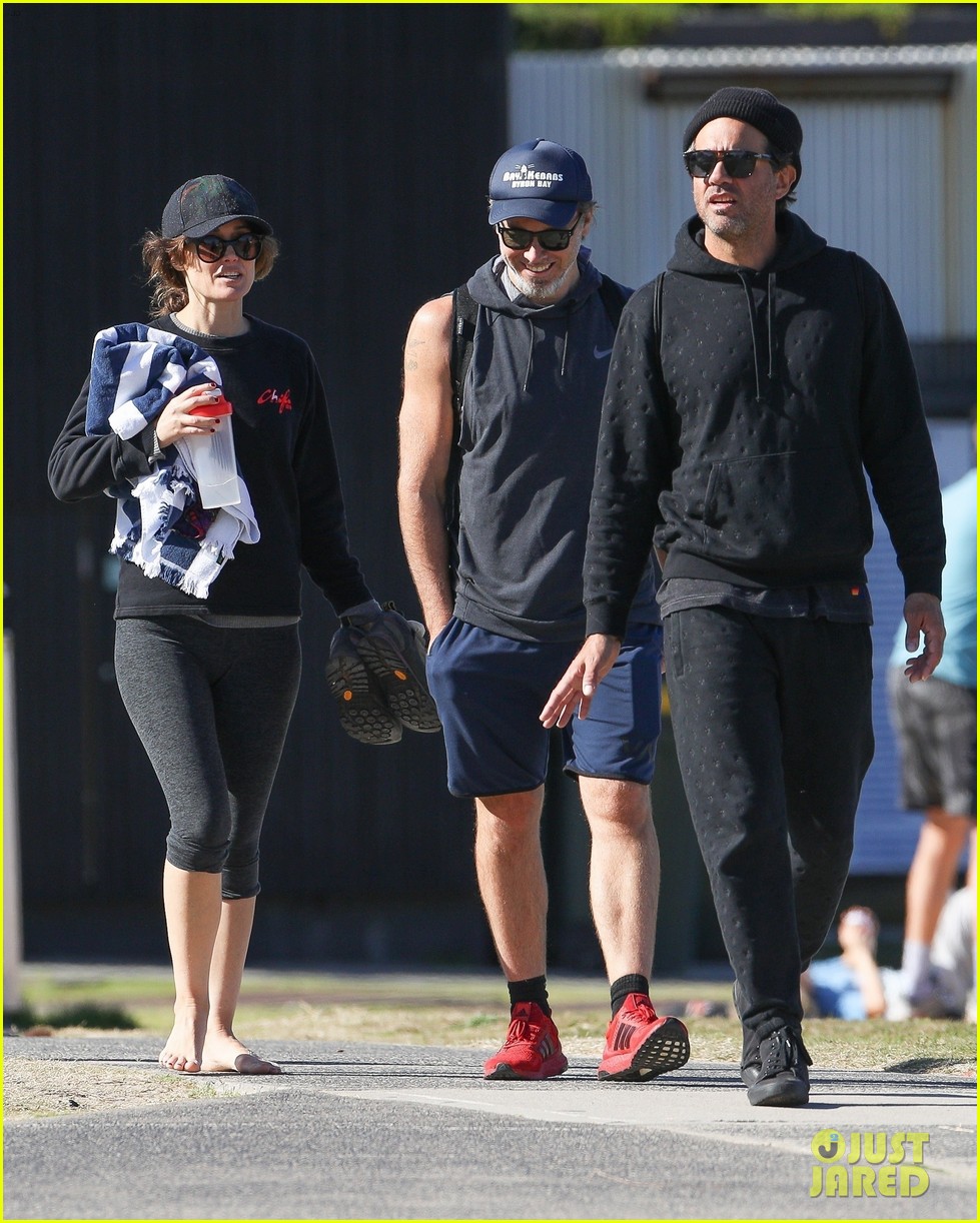 rose byrne bobby cannavale hit the beach with friends 02