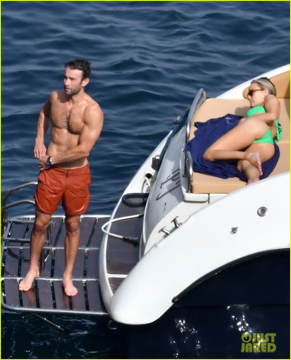 chace crawford shirtless with rebecca rittenhouse 0624584510
