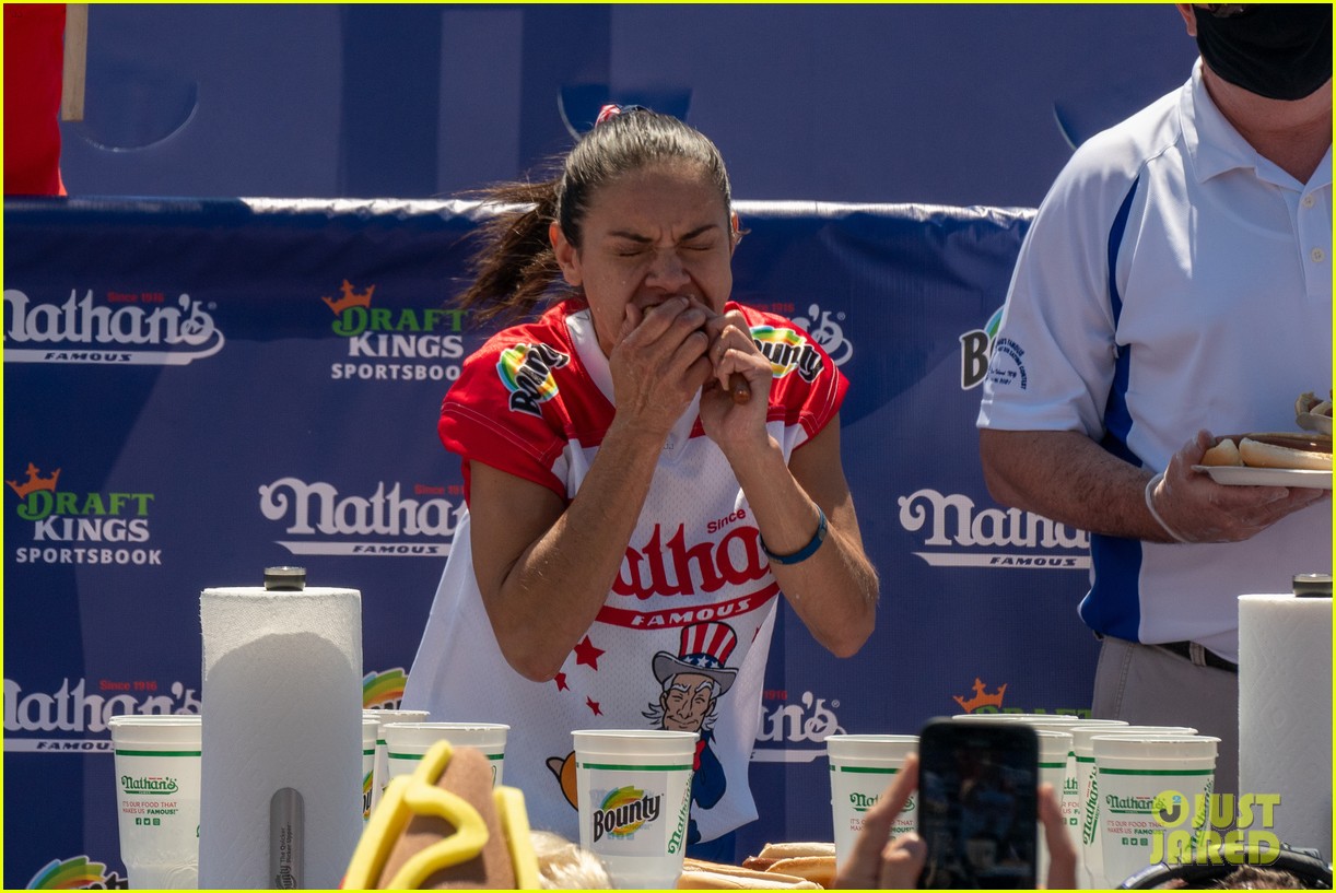 joey chestnut breaks record at nathan hot dog eating contest 094581640