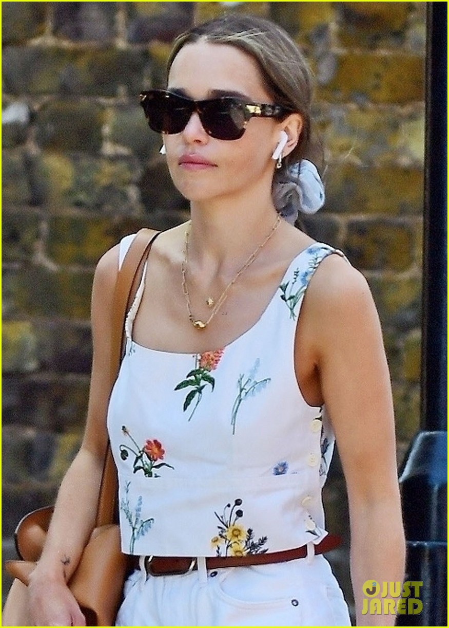 emilia clarke cute summer outfit to take dog for a walk 044595219