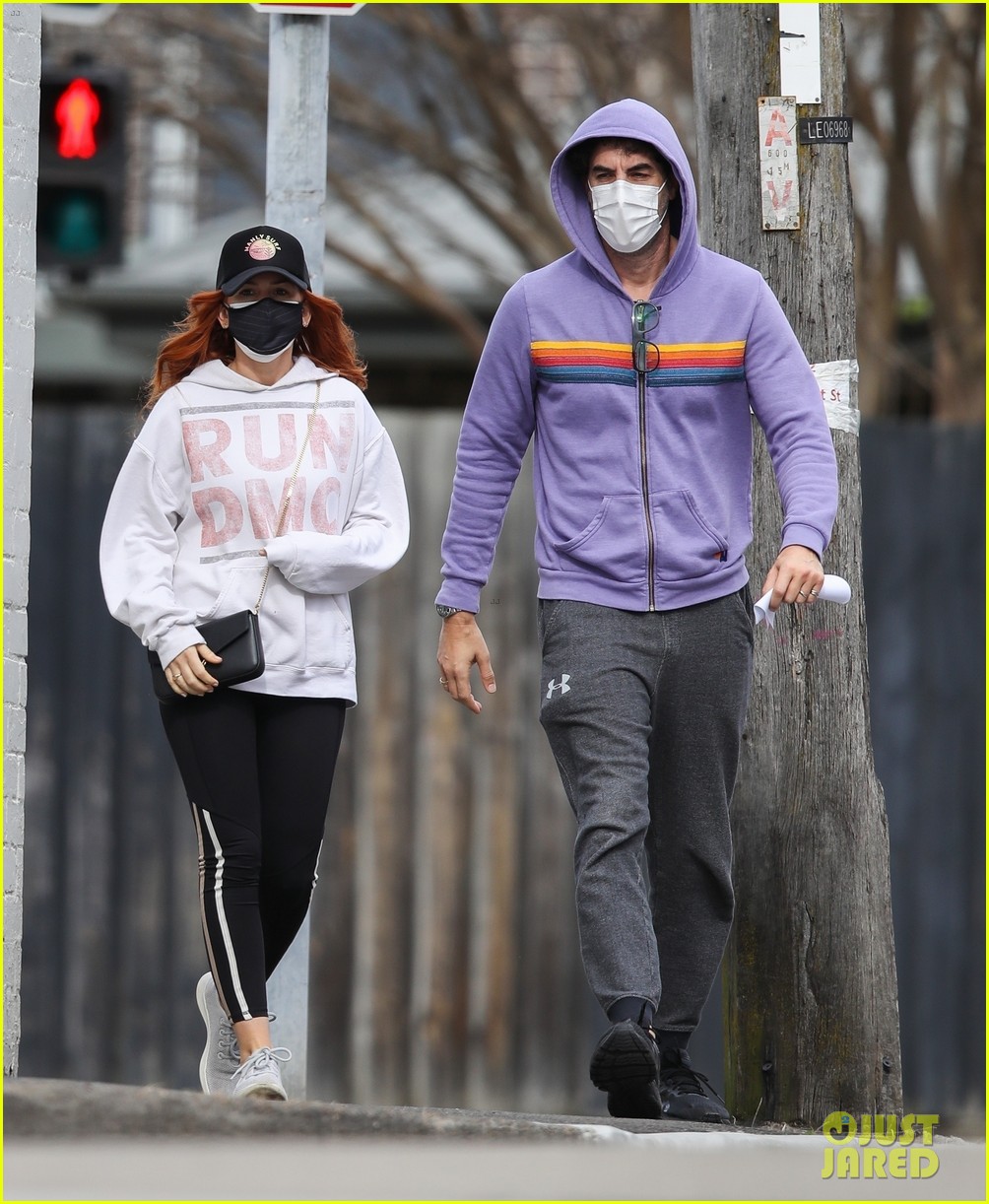 isla fisher sacha baron cohen hold hands day out in sydney 014593651