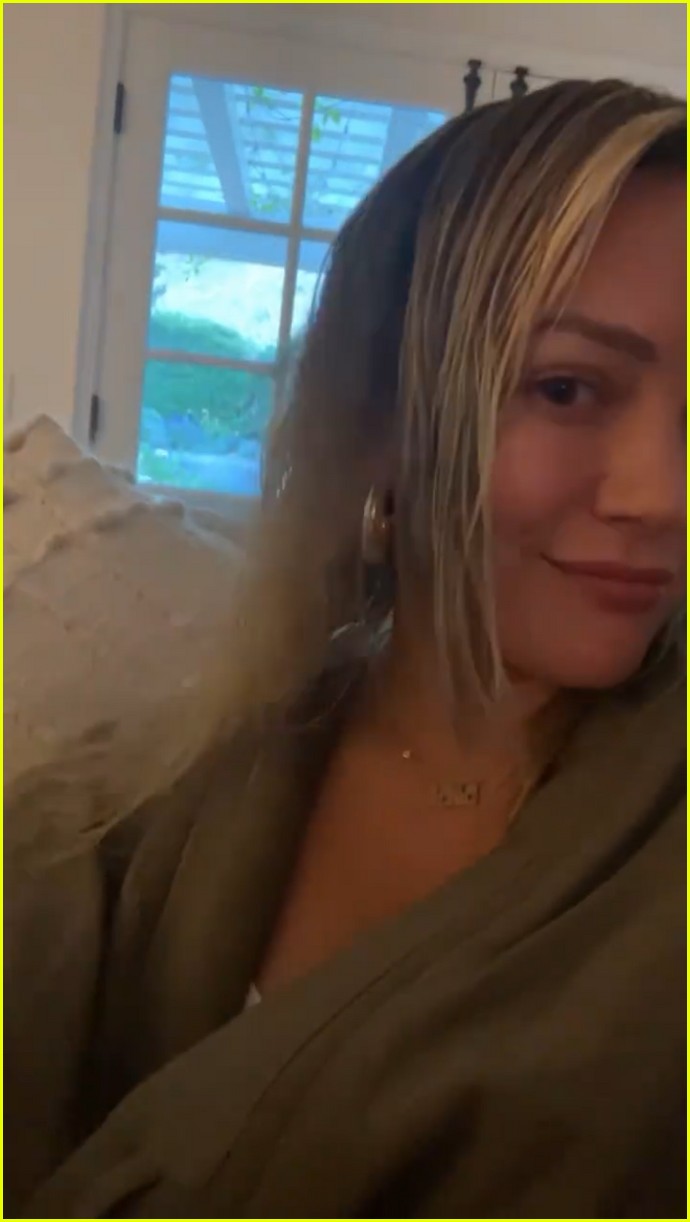 hilary duff accidentally dyes hair green 024593276