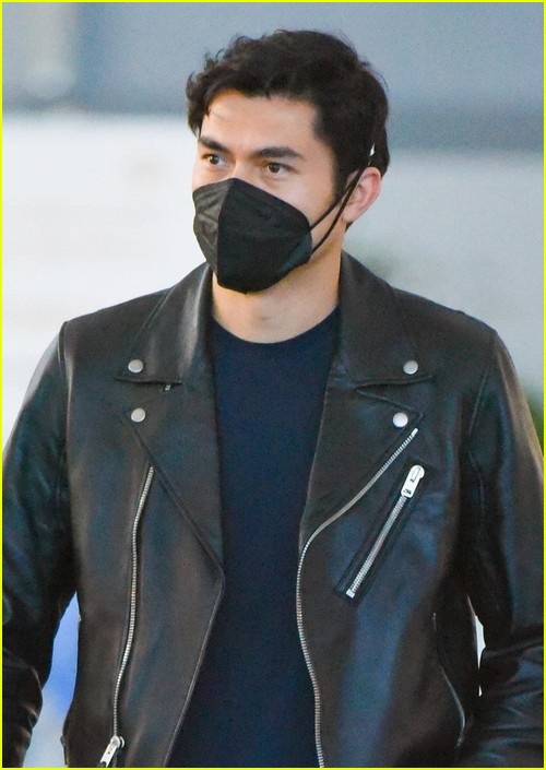 henry golding masks up for flight into nyc 044591168
