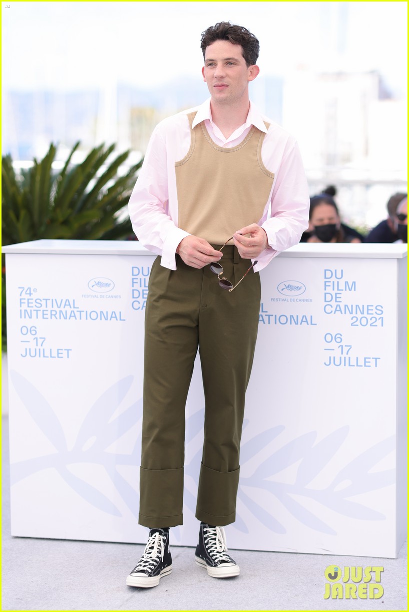 josh oconnor mothering sunday photo call at cannes 01