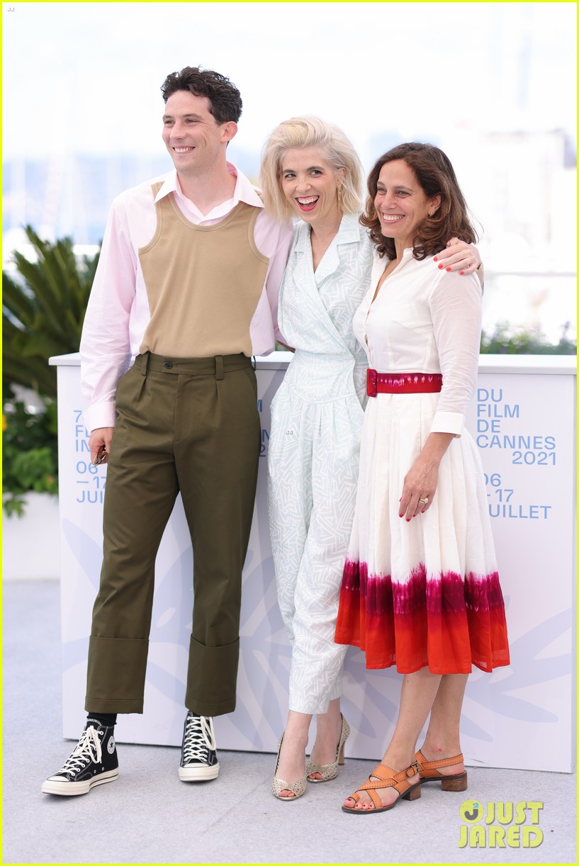 josh oconnor mothering sunday photo call at cannes 10