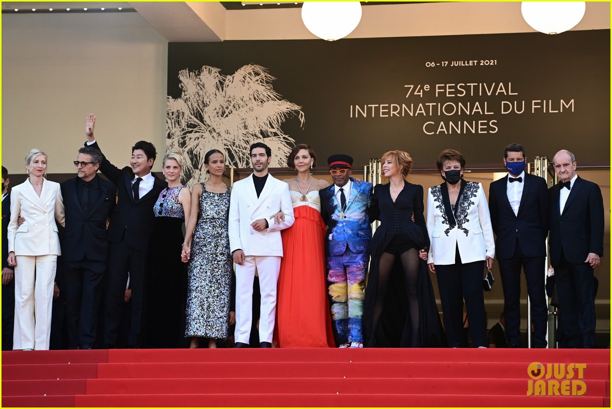 maggie gyllenhaal cannes film festival jury closing ceremony 17