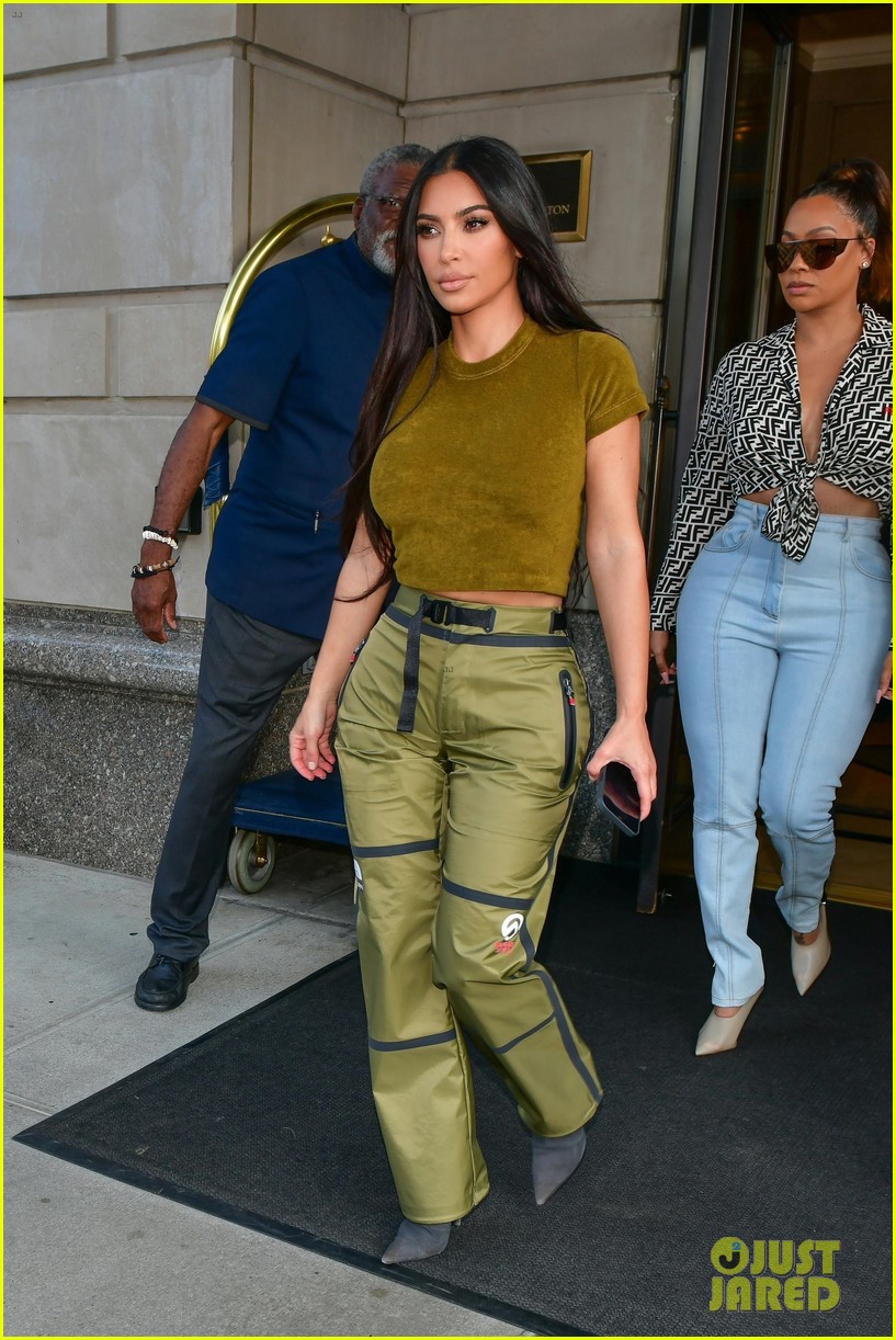 kim kardashian green look out with lala anthony friends 04