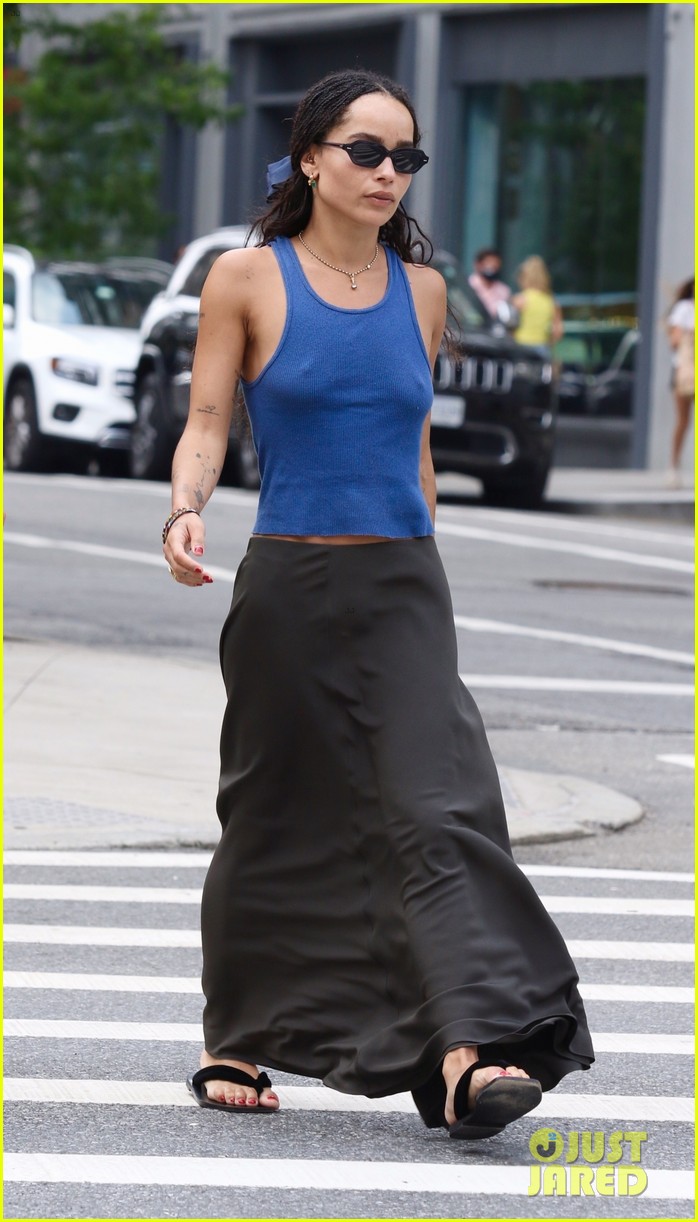 zoe kravitz goes braless for lunch with a friend 014595136
