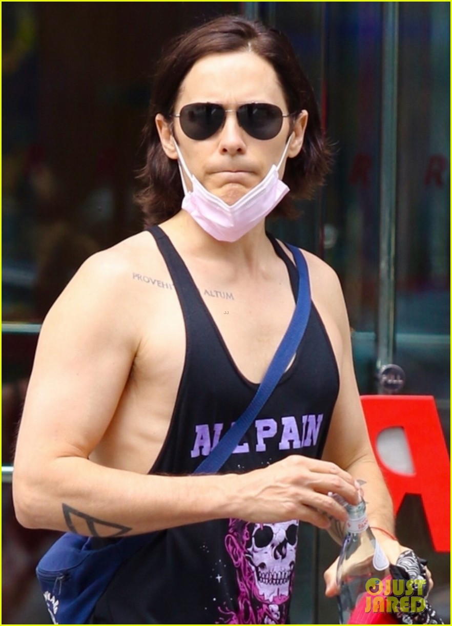 jared leto shows off his muscles after iintense workout 024594924
