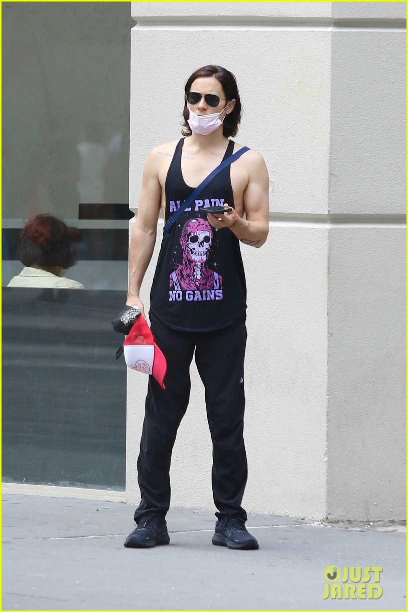 jared leto shows off his muscles after iintense workout 034594925