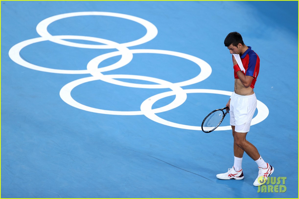 Novak Djokovic Loses Final Match of Tokyo Olympics, Smashes His Racket(00)
