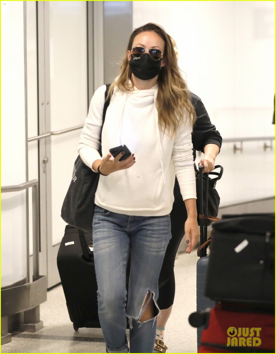 olivia wilde lowkey airport arrival 01
