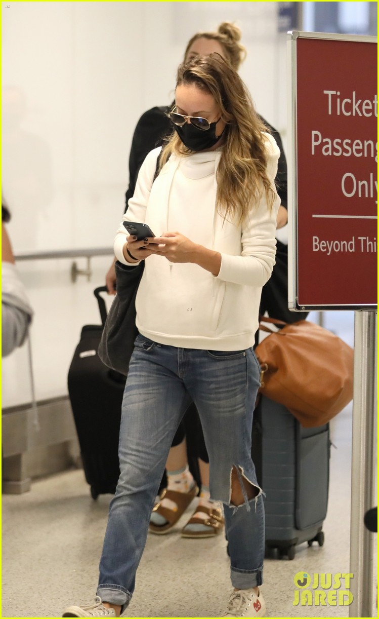 olivia wilde lowkey airport arrival 03