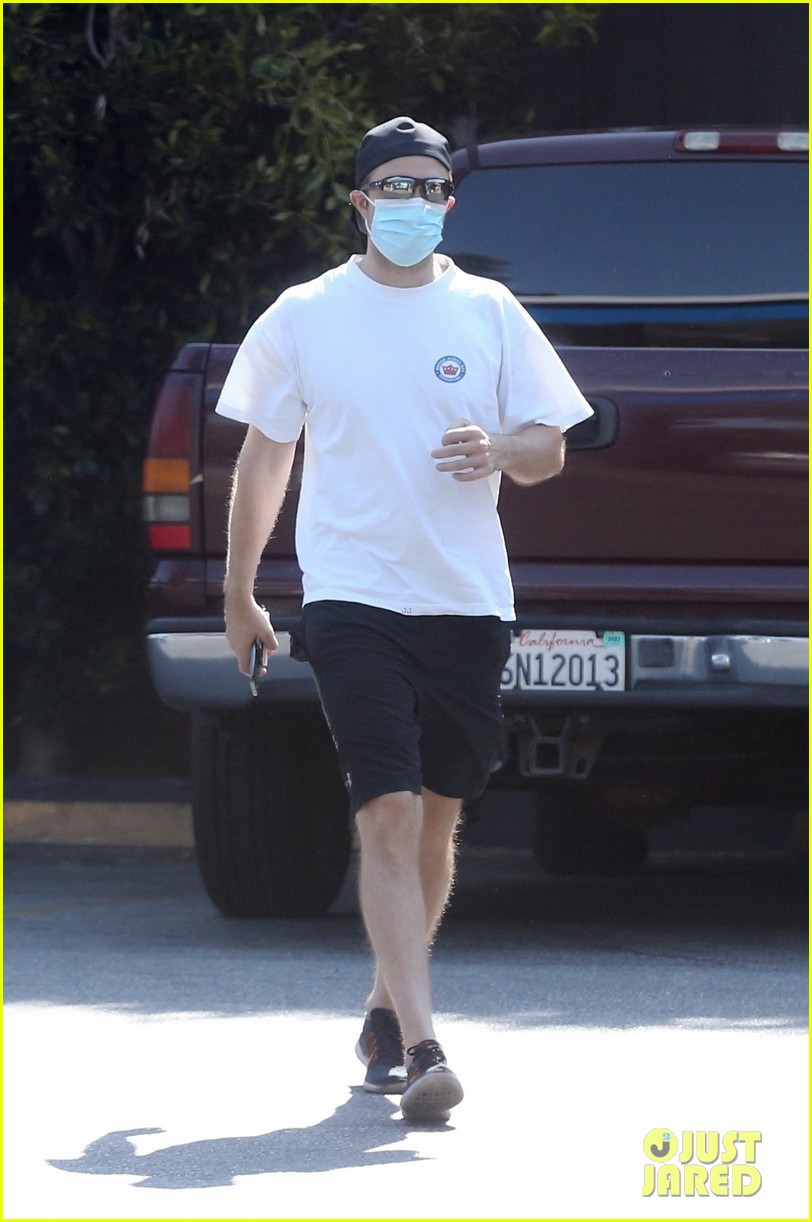 robert pattinson spotted in los angeles 07