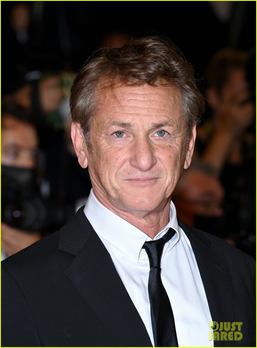 sean penn with his kids flag day cannes premiere 02