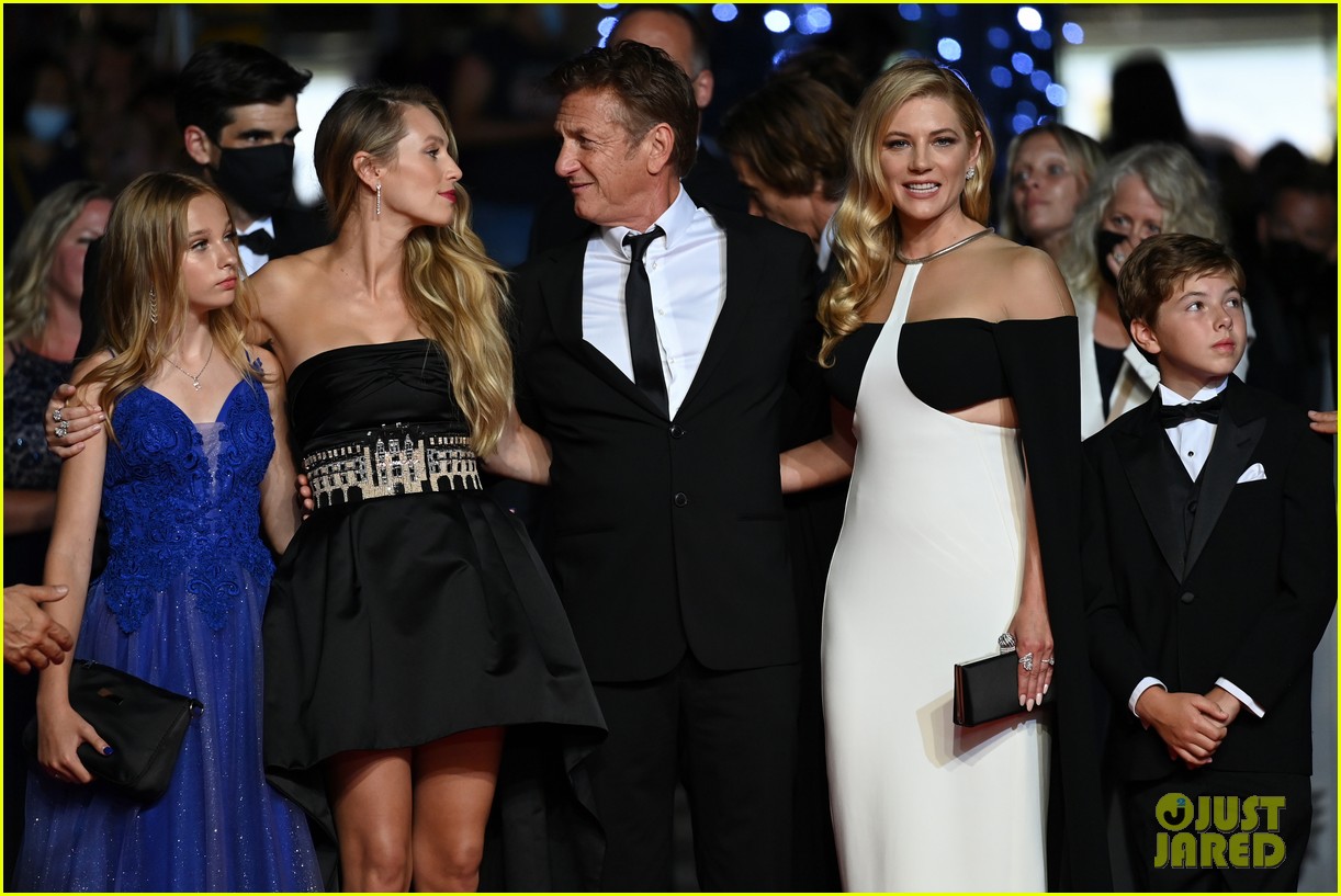 sean penn with his kids flag day cannes premiere 084586144