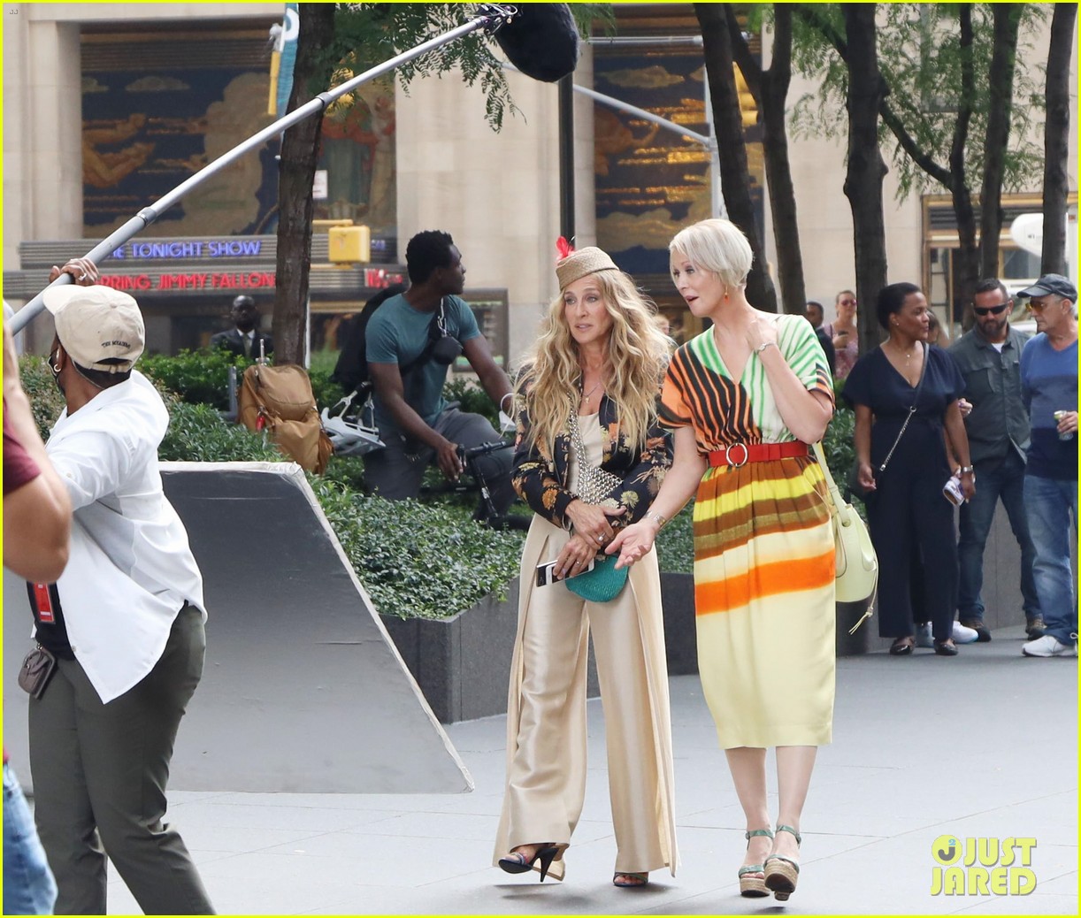 sarah jessica parker cynthia nixon fun outfits and just like that set 04