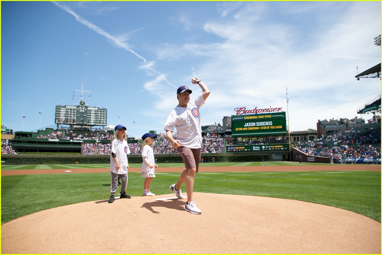 jason sudeikis first pitch cubs game 014585817