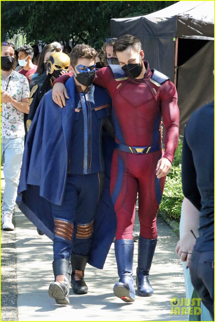 supergirl cast in full costume finale filming 034598040