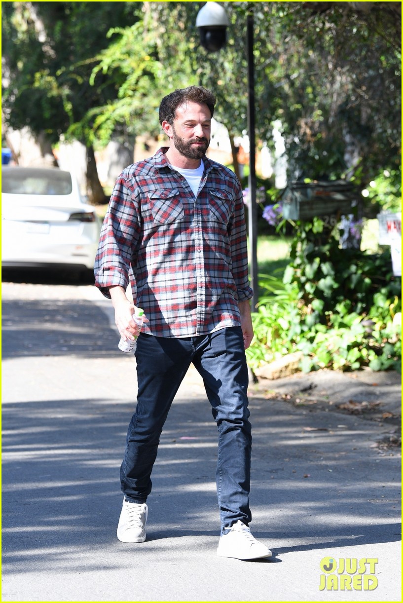 ben affleck sees his kids on saturday 05