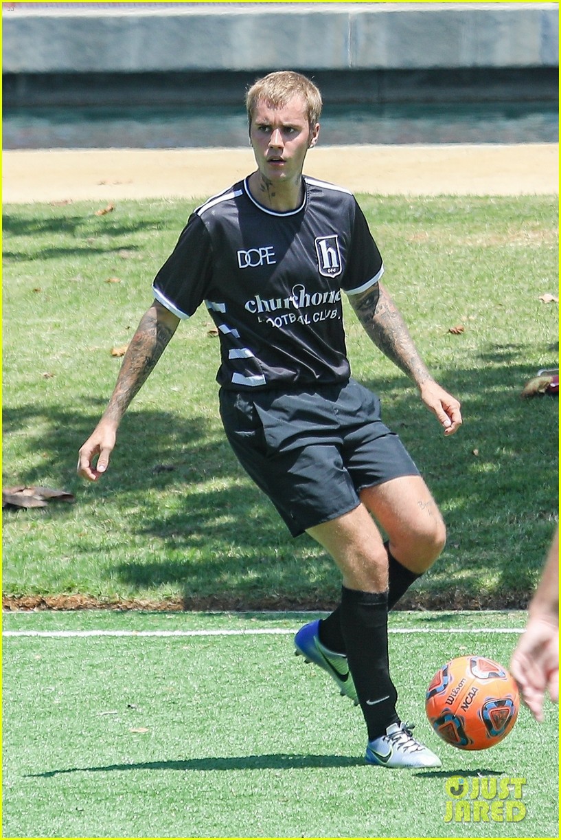 justin bieber plays soccer with friends 064601195