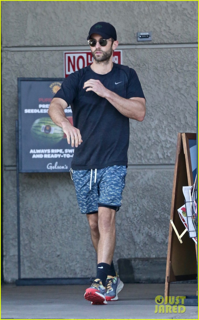 chace crawford spends his afternoon stocking up on groceries 014600153