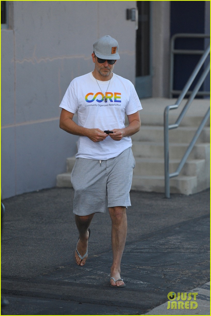 bradley cooper wears core t shirt to meeting 014599775