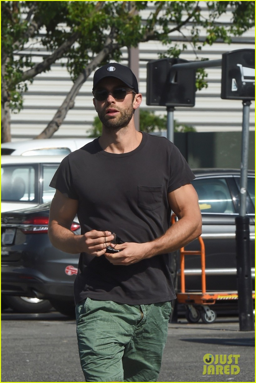 chace crawford picks up grill trip to home depot 04