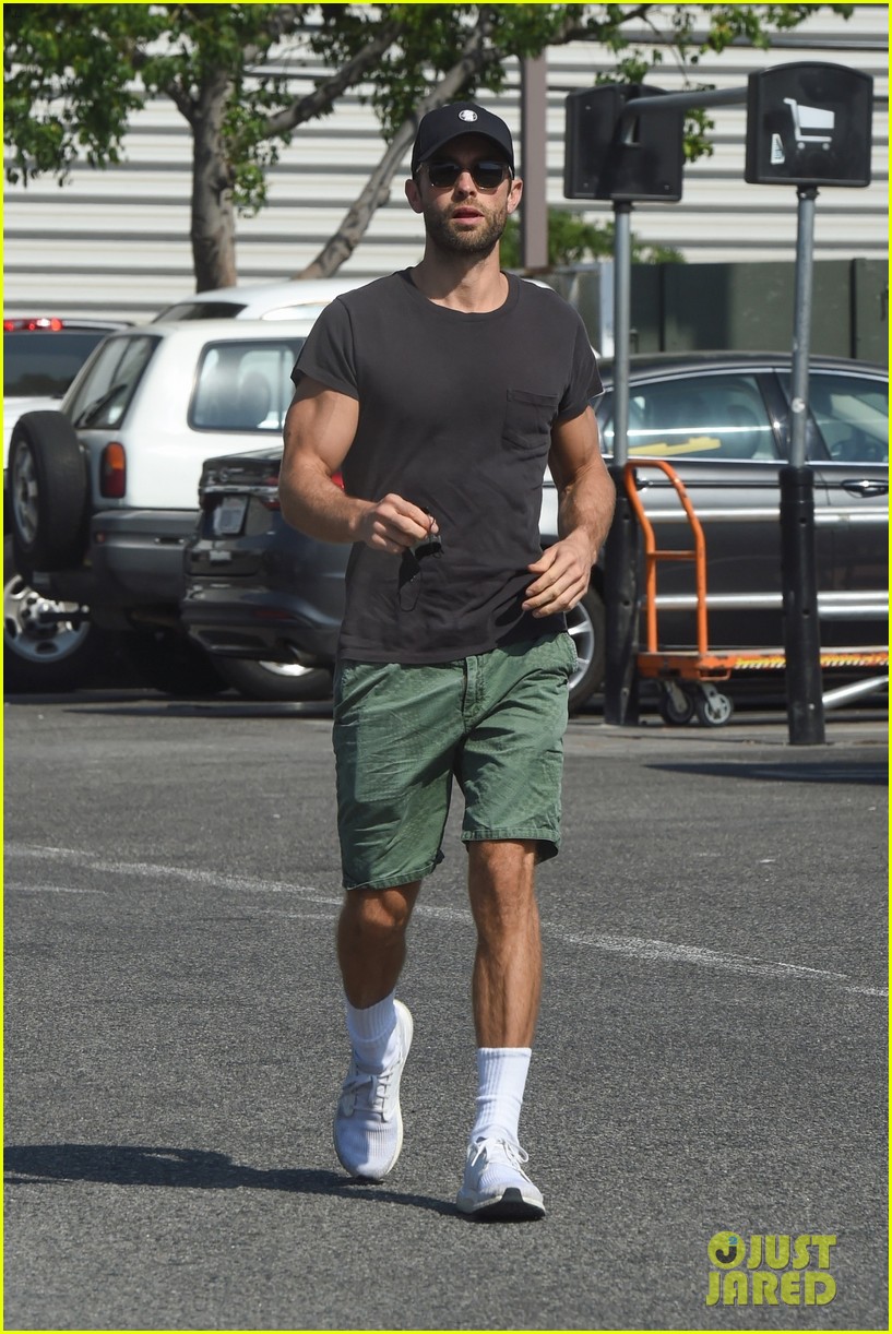 chace crawford picks up grill trip to home depot 06