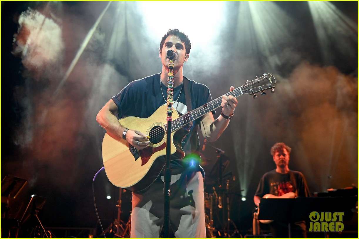 darren criss joined by the muppets at elsie fest 2021 15