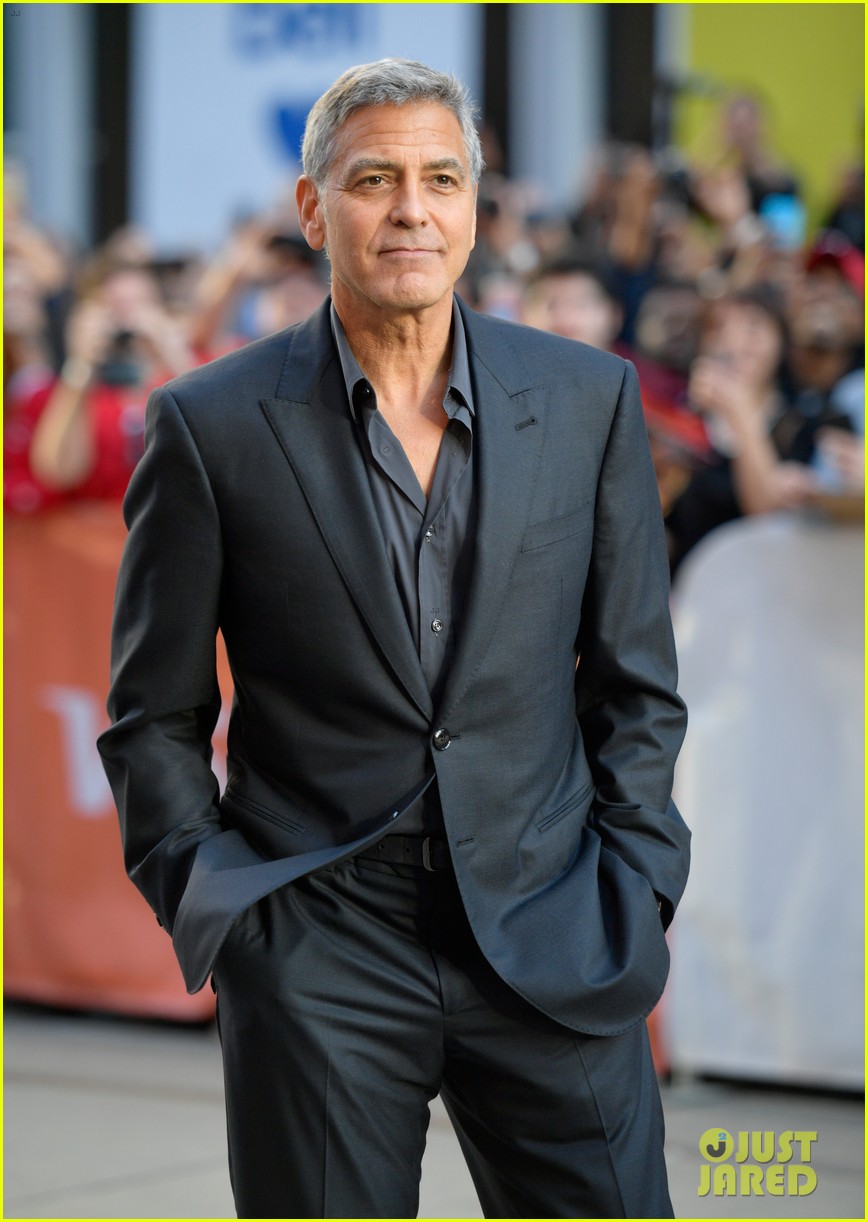 Clooney Helps Neighbors With Flood Clean Up In Lake Como Photo(02)