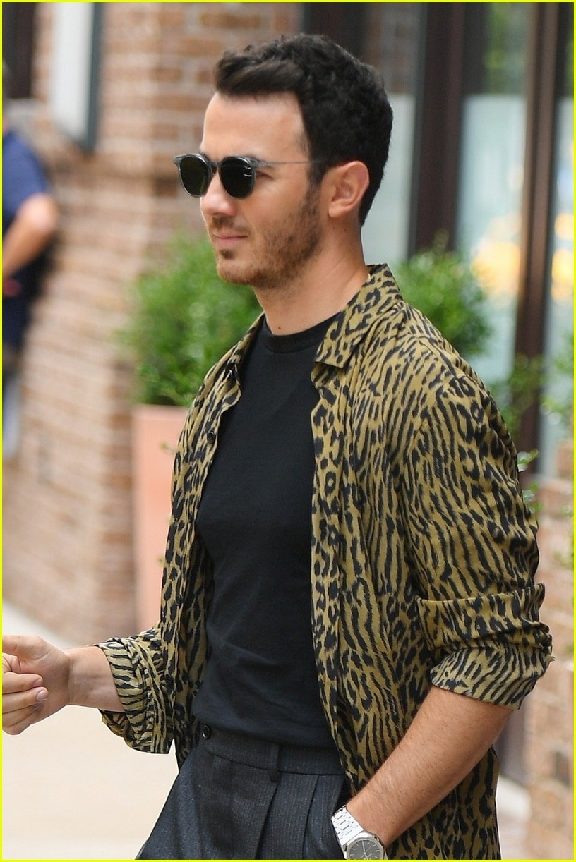 jonas brothers leave greenwich village hotel in nyc 044598881