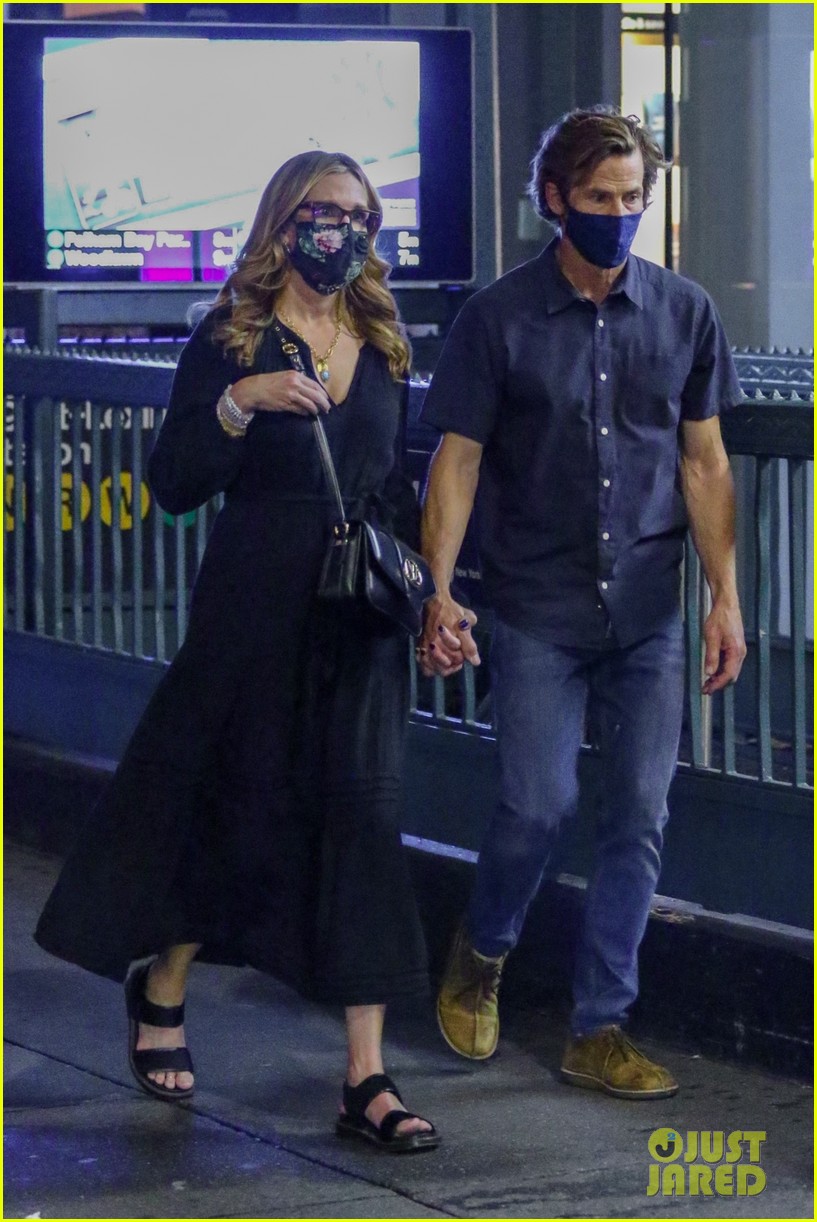 Julia Roberts Gets Romantic With Husband Danny Moder During Dinner Date(02)