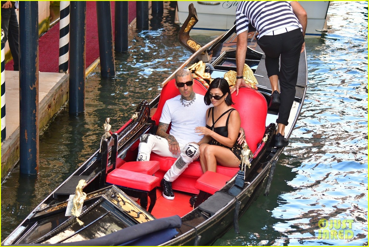 kourtney kardashian travis barker gondola ride pics 15