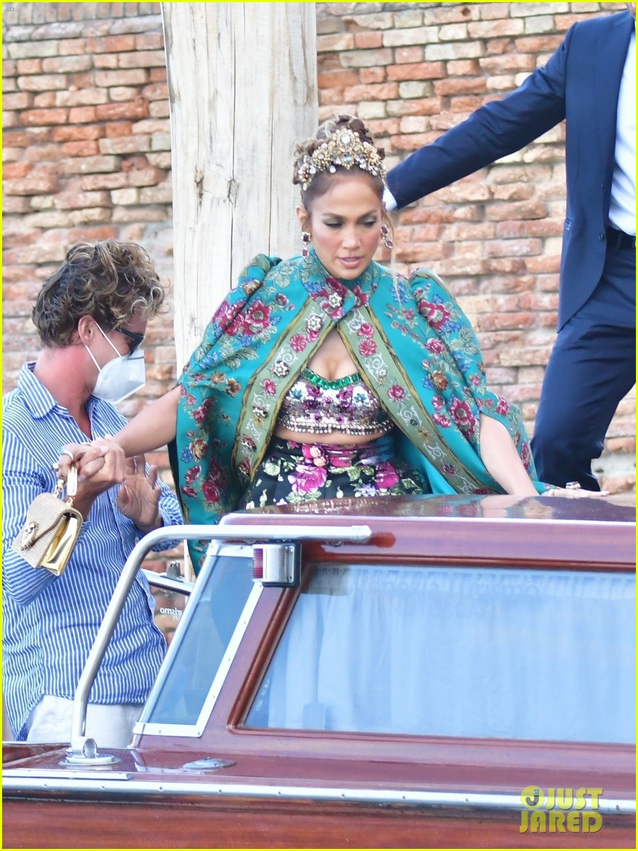 Jennifer Lopez Stuns In Floral Look On Her Way To Dolce(02)