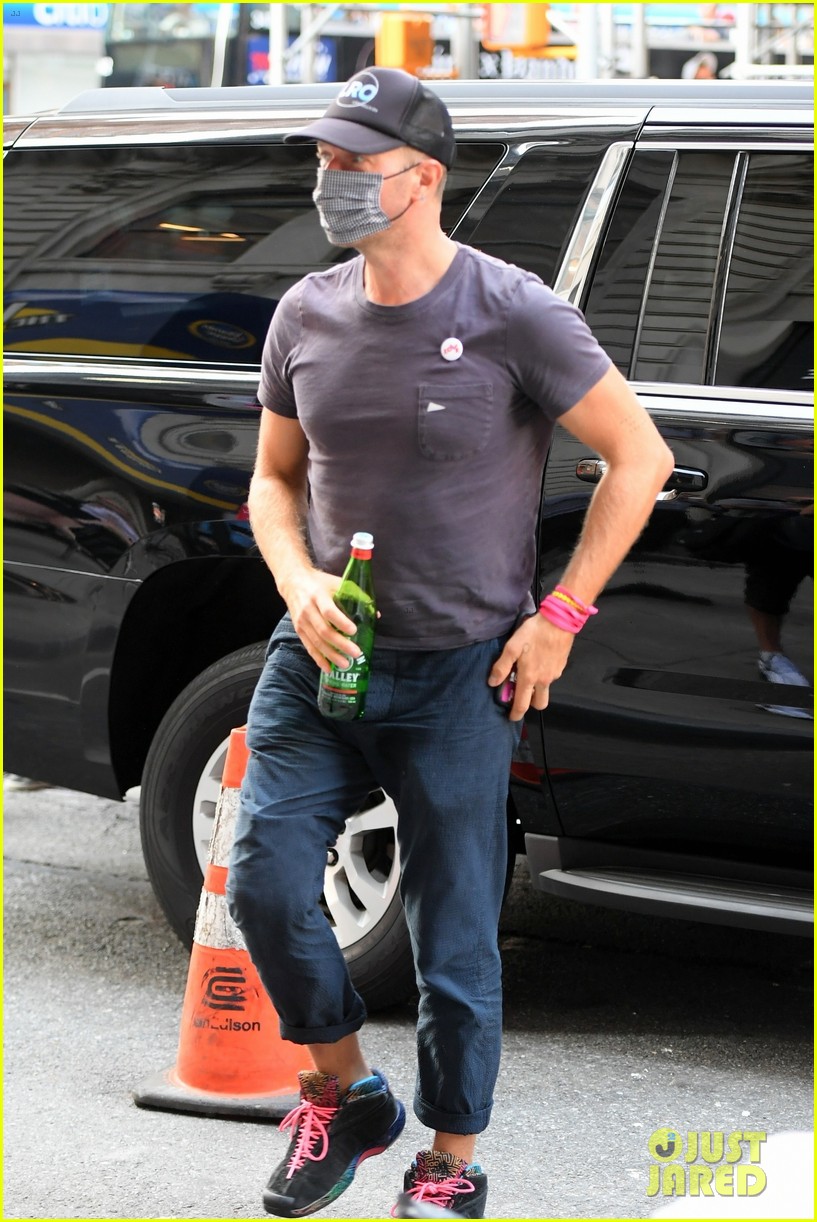 chris martin arrives on set of new project in nyc 034609967