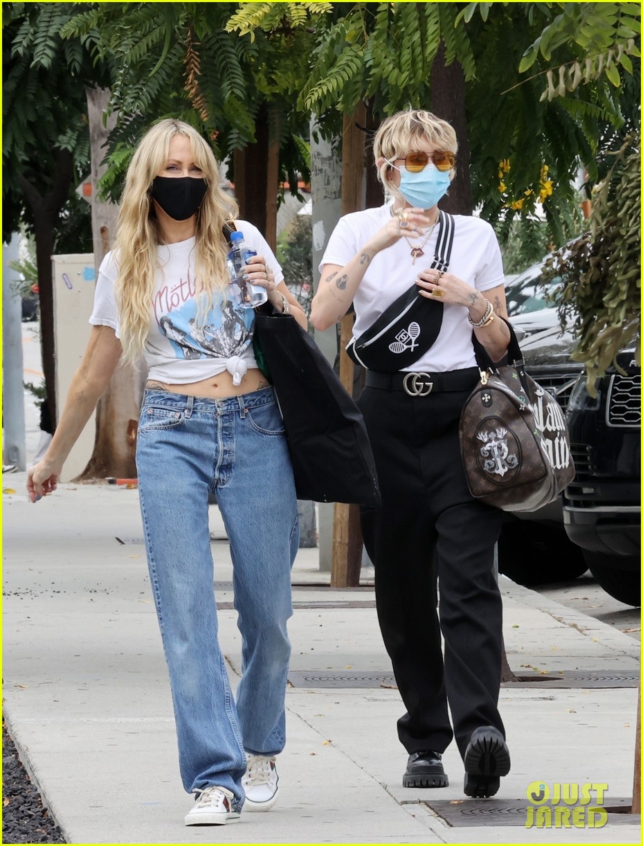 Miley Cyrus Goes Furniture Shopping With Mom Tish Cyrus in LA: Photo ...