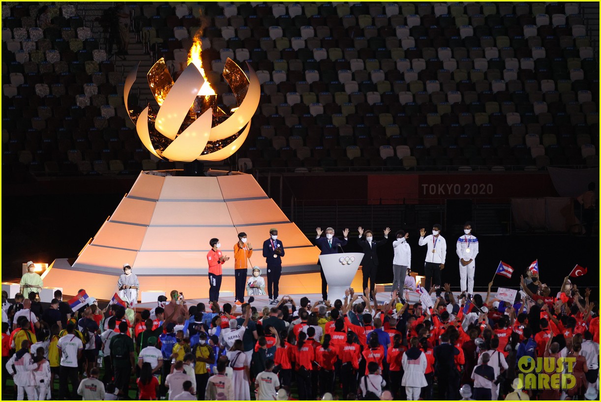 kara winger flag bearer olympics closing ceremony pics 374601532